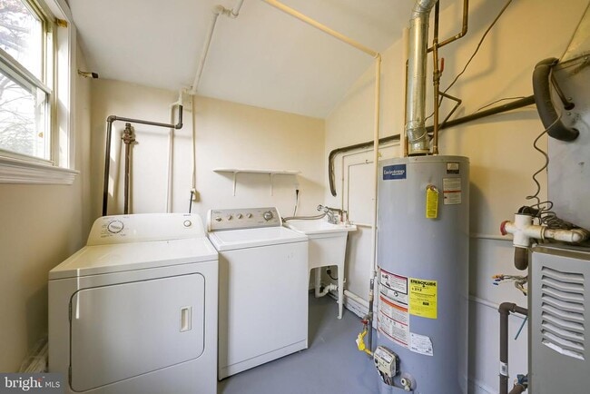 Building Photo - 10022 Brunett Ave