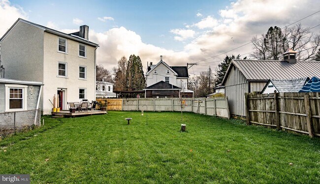 Building Photo - 305 Hollow Rd