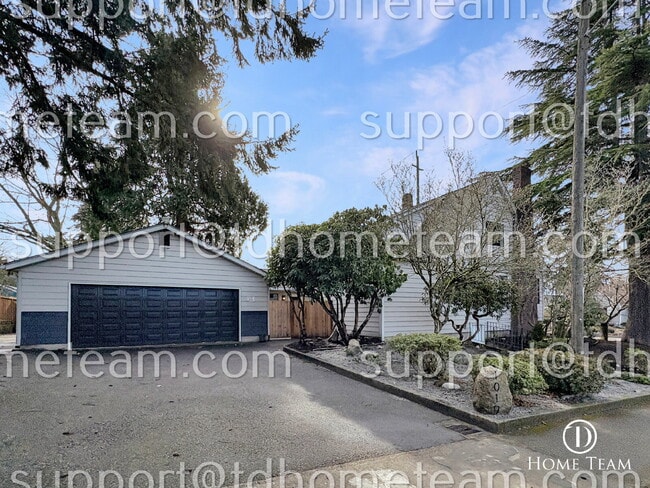Building Photo - "Charming Tacoma Retreat: Cozy 2-Bed Oasis with 1 Private Car Garage!"