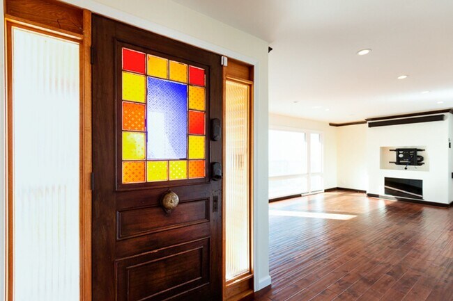 Building Photo - Beautiful Four bedroom, Two bathroom house...