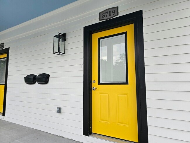 Building Photo - 8709 Apricot St