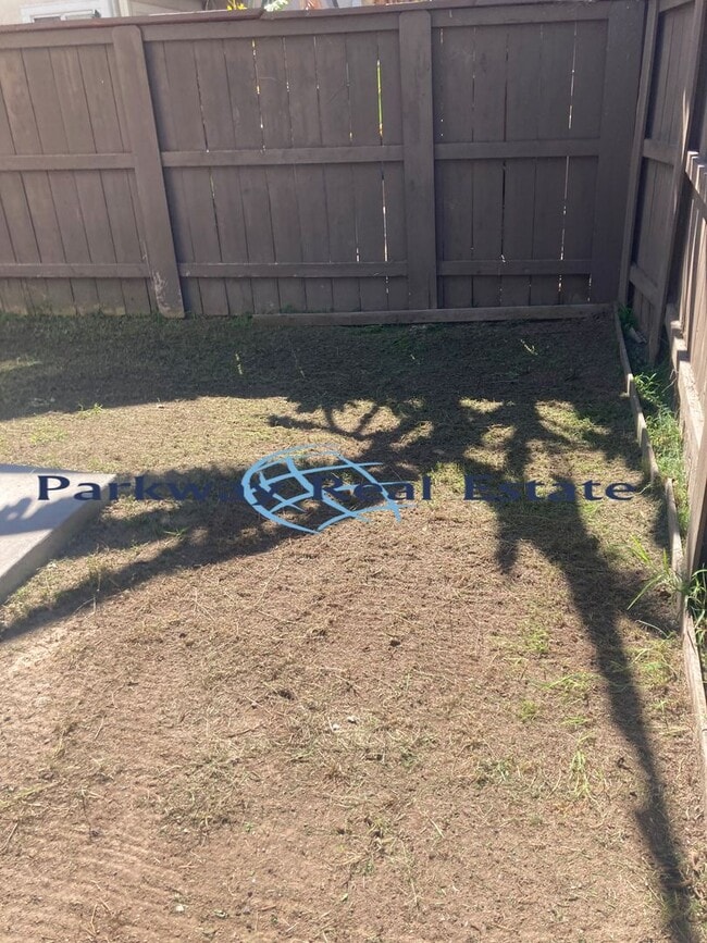 Building Photo - 2 Bedroom Townhome