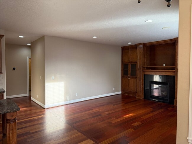 Building Photo - Goregous 5 Bedroom Home! Great Location! Vaulted Ceilings! Fenced Yard! 3- Car Garage & More!