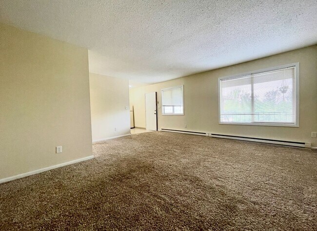 Building Photo - Montavilla 2 Bedroom Top Floor Unit- Great...