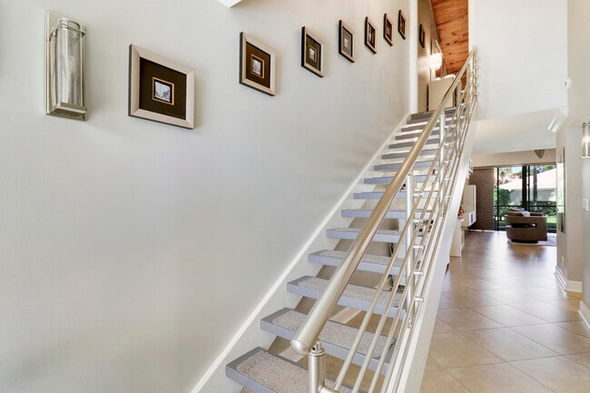 Building Photo - 204 Old Meadow Way