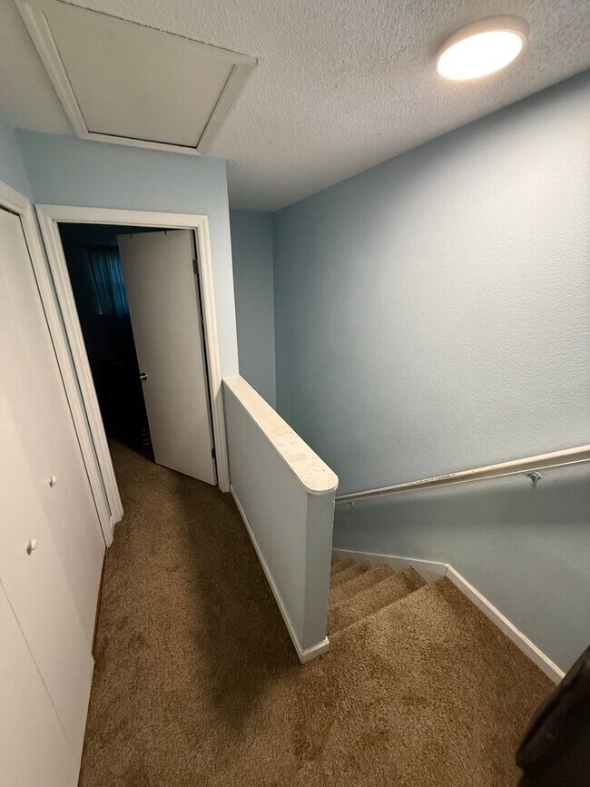 Building Photo - Upgraded 2BR/1.5BA Townhouse Apartment Con...