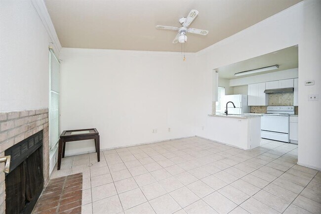 Building Photo - 3900 Woodchase Dr