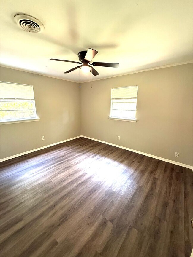 Building Photo - 1826 Pinecrest Dr