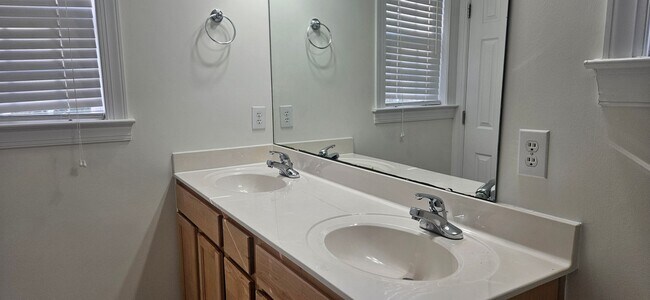 Building Photo - Darling 2br/2.5ba end unit townhome in Exc...
