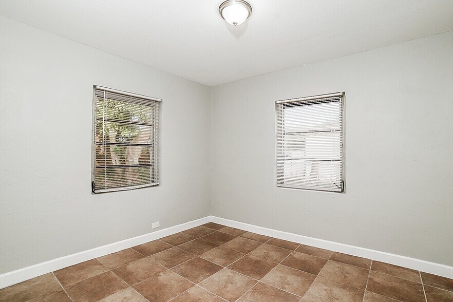 Building Photo - 16401 NW 21st Ave