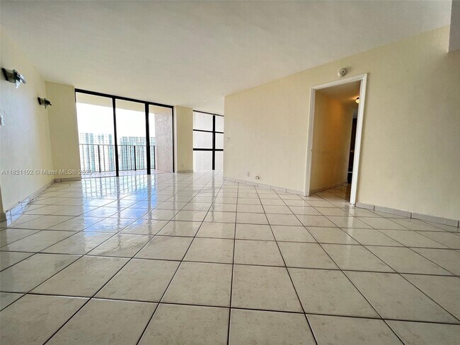 Building Photo - 18181 NE 31st Ct