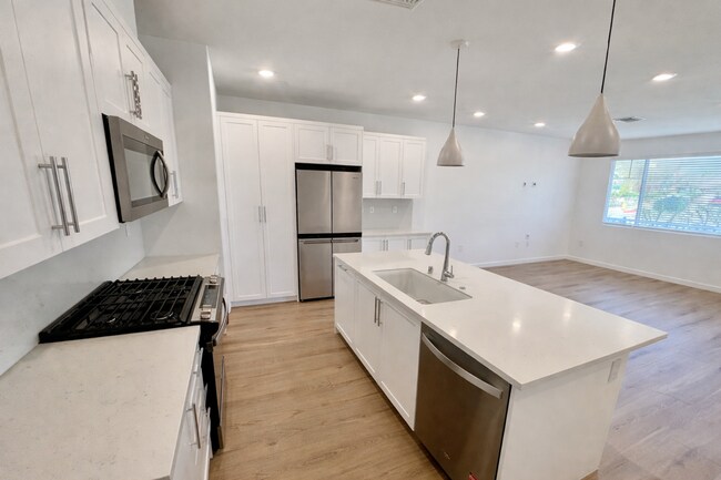 Building Photo - Gorgeous Newly Constructed Townhome