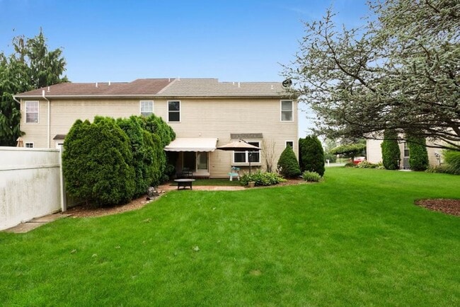 Building Photo - 2235 Briarwood Dr