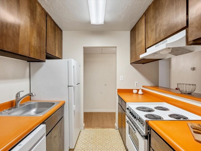 Building Photo - 2955 Lakeside Dr