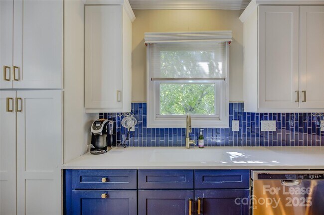 Building Photo - 909 Woodruff Pl