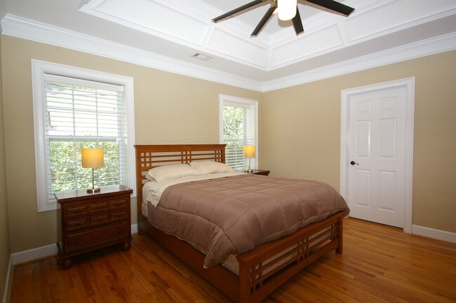 Building Photo - 865 Virginia Cir NE