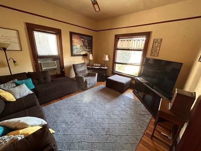 Building Photo - Lovely Historical Home