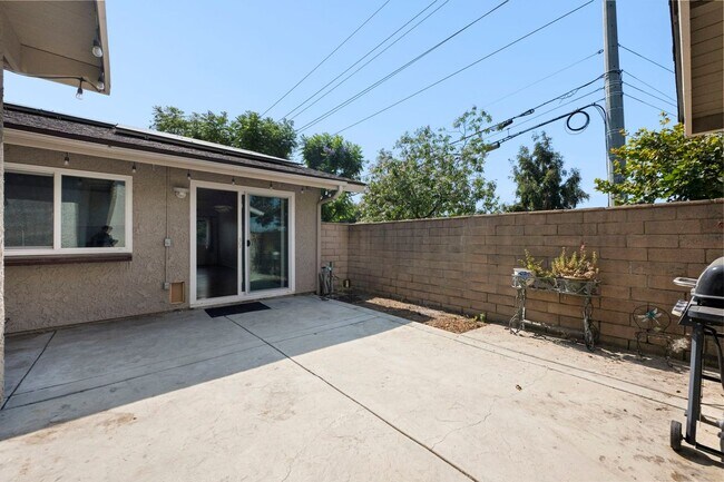 Building Photo - 1605 Carmel Cir E