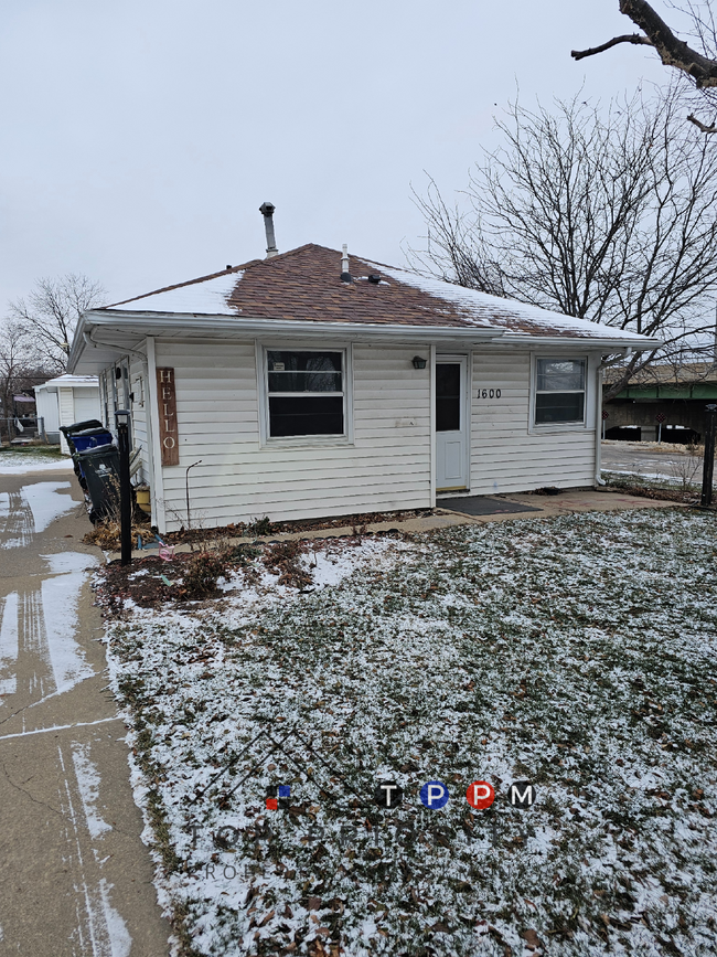 Building Photo - 2 Bedroom | 1 Bathroom Single-Family Home ...