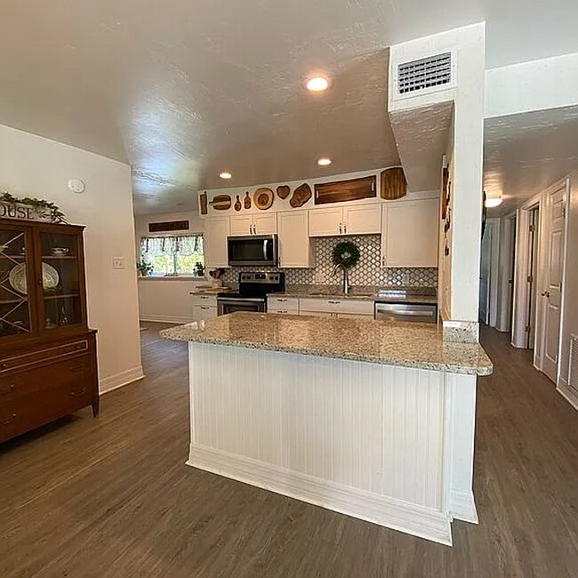 Building Photo - Modern Comfort Meets Classic Charm – Spacious Alachua Rental