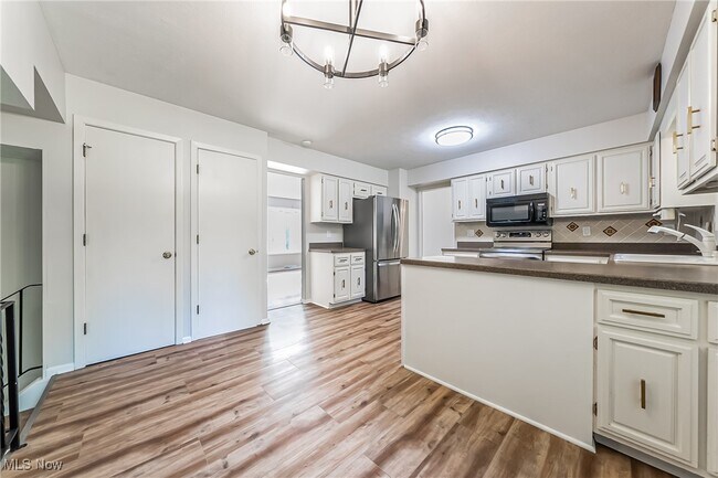 Building Photo - 1682 Mendelssohn Dr