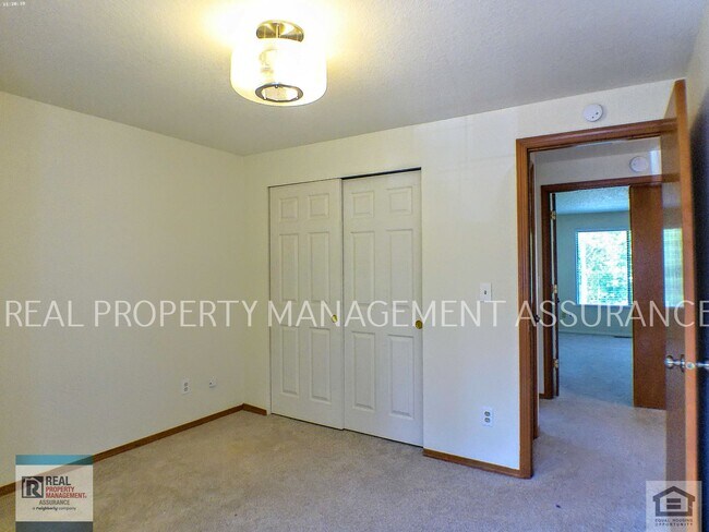 Building Photo - Charming 3 Bedroom Home With A 2 Car Garage!!