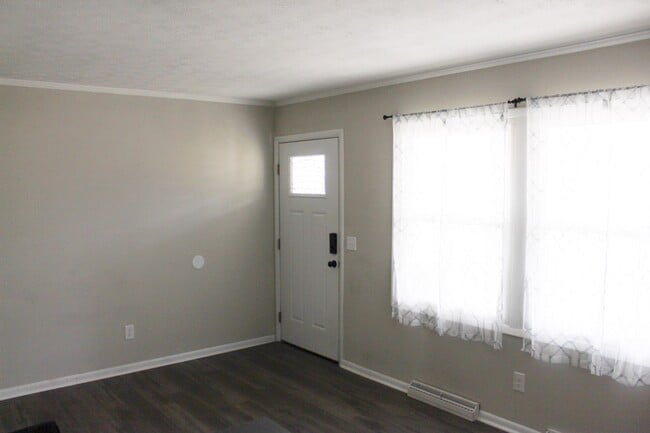 Building Photo - Bright and Spacious 3 Bedroom Furnished Rental