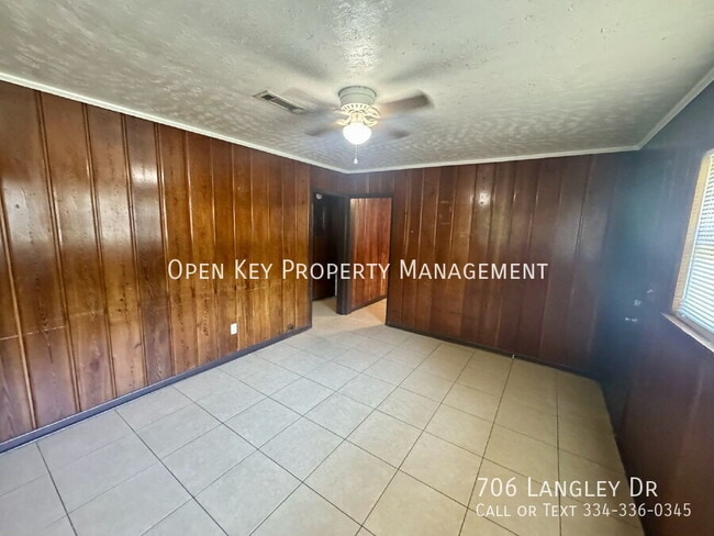 Building Photo - 706 Langley Dr