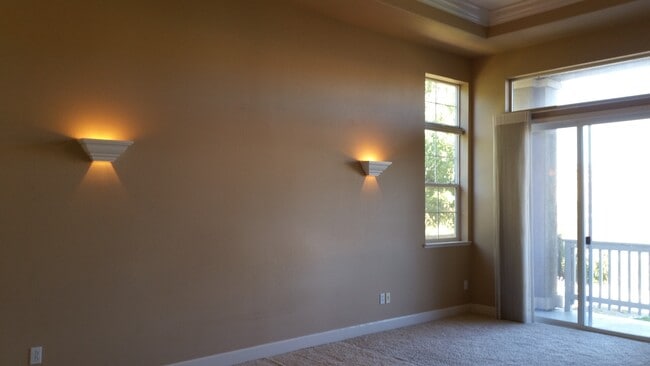 Building Photo - RARE ONE STORY EXECUTIVE HOME IN GATED COM...