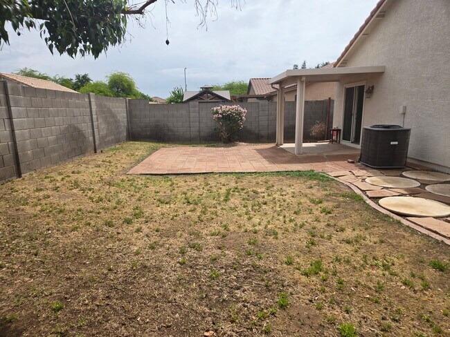 Building Photo - 3 bed, 2 bath in Surprise