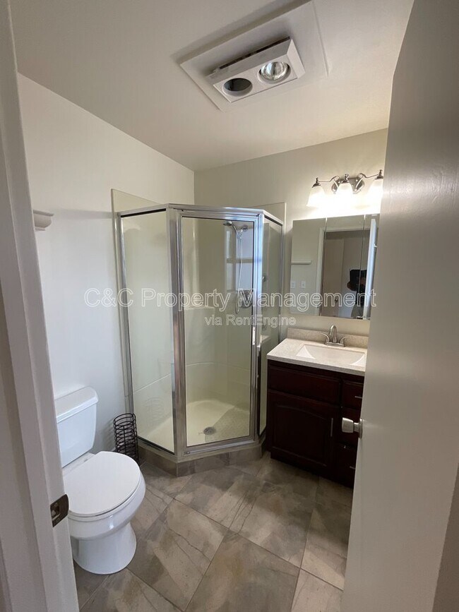 Building Photo - 1426 Ormsby Dr