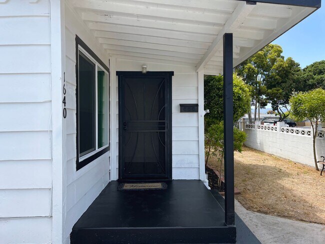 Building Photo - 3 Bedroom Home in Seaside