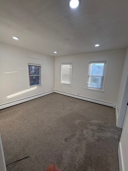 Building Photo - 18 Allendale Ave