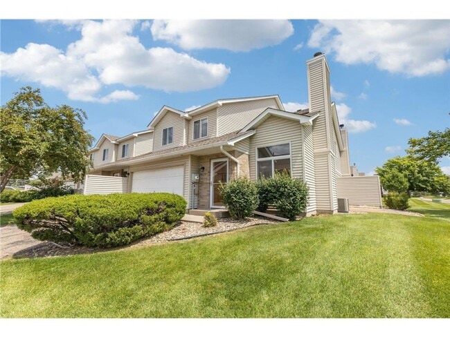 Building Photo - 2 Bed + Loft End Unit Townhome- Available 6/1