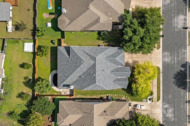 Building Photo - 123 Justin Leonard Dr