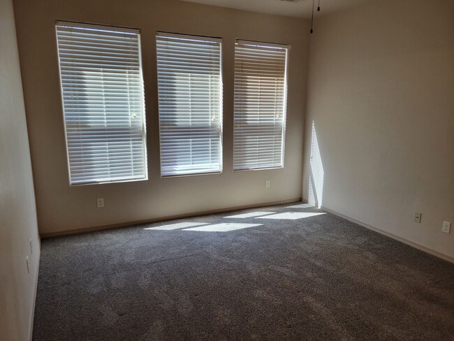 Building Photo - 3 Bedroom, 2 Bathroom Home!