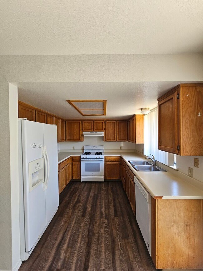 Building Photo - 2356-2356 Bushnell St