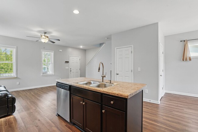 Building Photo - AVAILABLE-GREAT HOME IN THE HEART OF RALEI...