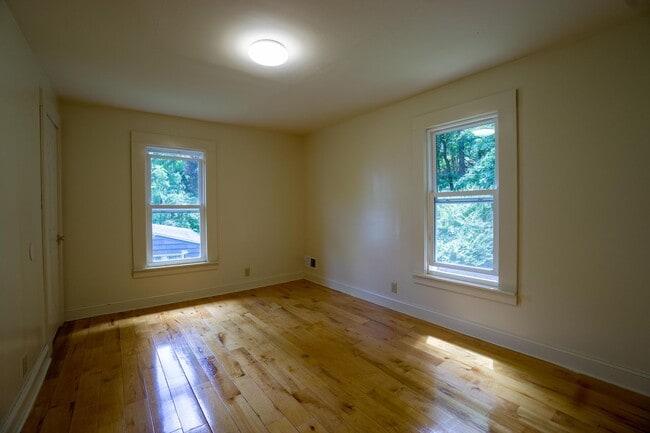 Building Photo - Available 8/1/26 - Single Family Home With...