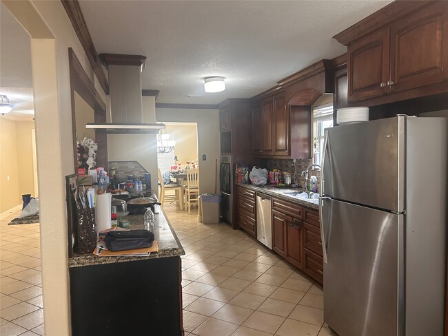 Building Photo - 7811 Fall Glen Dr