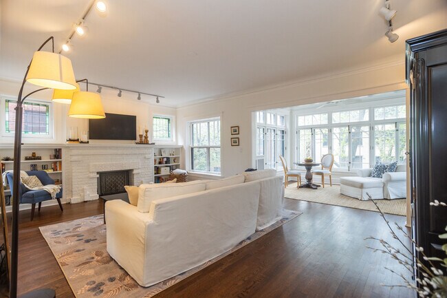 Building Photo - 901 W Ainslie St