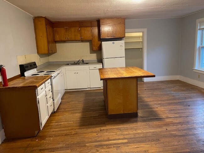 Building Photo - 18 Central St