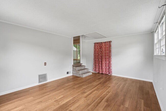 Building Photo - Spacious Single Family Home with Fenced Yard
