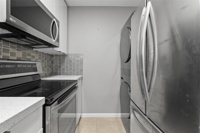 Building Photo - 3586 N University Dr