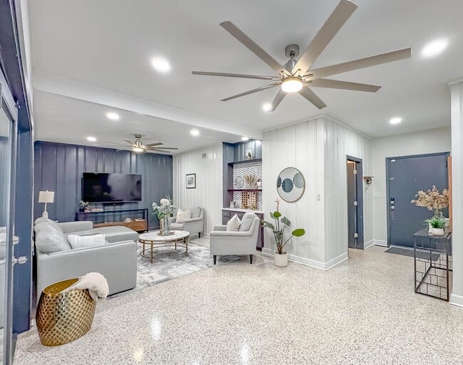 Building Photo - 1044 Seminole Dr