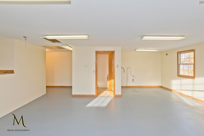 Building Photo - 1692 Memorial Dr