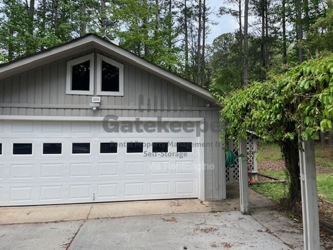 Building Photo - 100 Sandown Dr