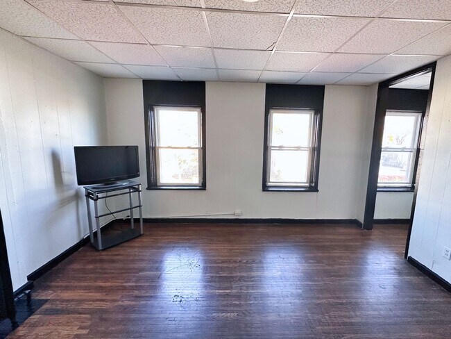 Building Photo - 111-115 Lyell Avenue