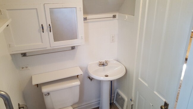 Building Photo - Charming 1-Bedroom Retreat on Colfax Ave – Your Cozy Minneapolis Haven Awaits!