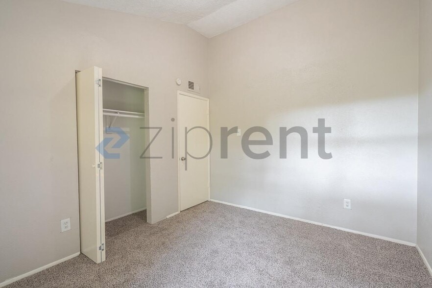 Building Photo - Unit